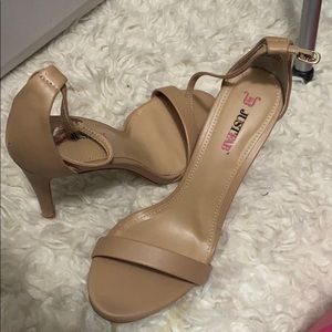 Nude pumps